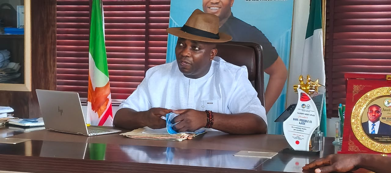 Hon. (Barr.) C.S. Possible Ajede-Akpotohwo greeting Ukwuani people